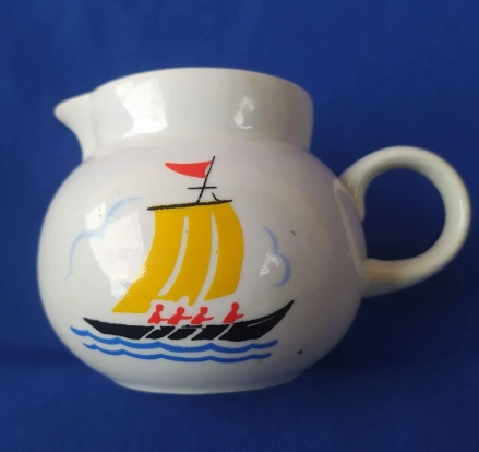 Сливочник (молочник), гребцы, корабль