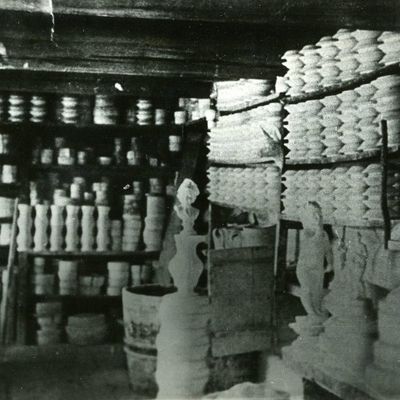 Цех готовой продукции на Хайтинской фарфоровой фабрике. Начало XX века.