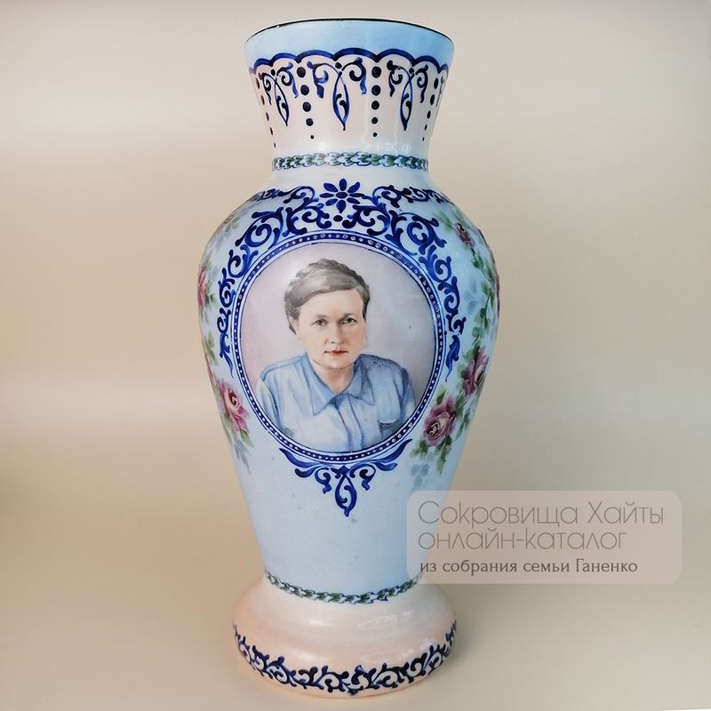 Ваза, портрет женщины, цветы
